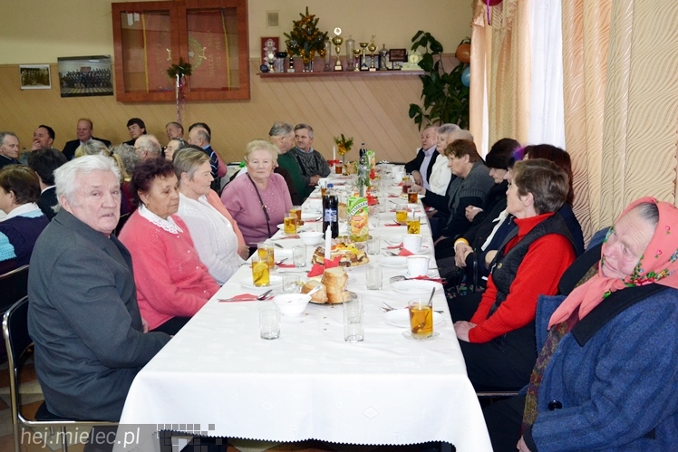Starsi i samotni na wspólnym spotkaniu opłatkowym w Dulczy Małej