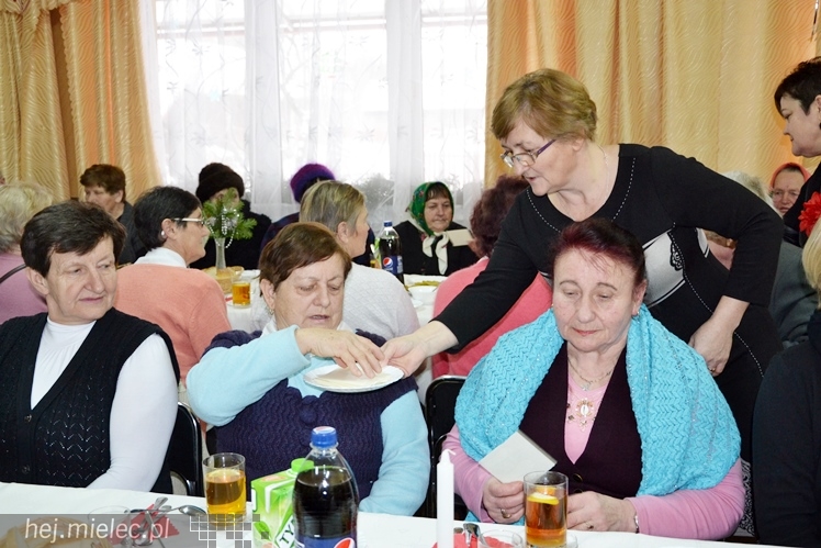 Starsi i samotni na wspólnym spotkaniu opłatkowym w Dulczy Małej