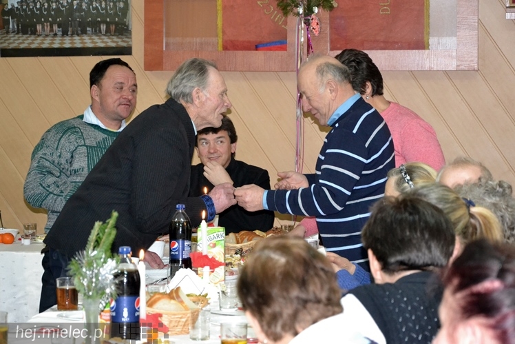 Starsi i samotni na wspólnym spotkaniu opłatkowym w Dulczy Małej