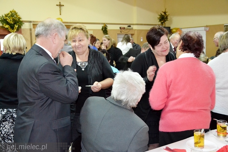 Starsi i samotni na wspólnym spotkaniu opłatkowym w Dulczy Małej