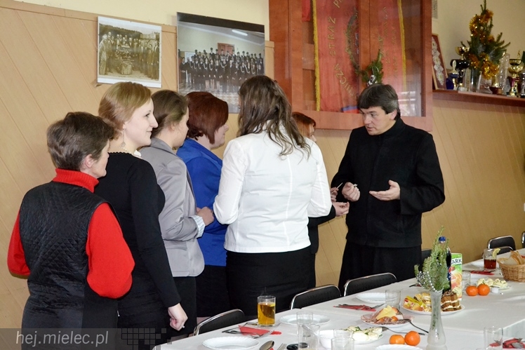 Starsi i samotni na wspólnym spotkaniu opłatkowym w Dulczy Małej