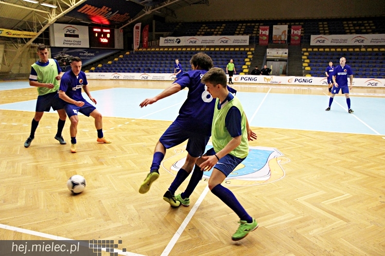 Piłkarski Turniej Halowy - Derby Mielca 2014 - cz. I