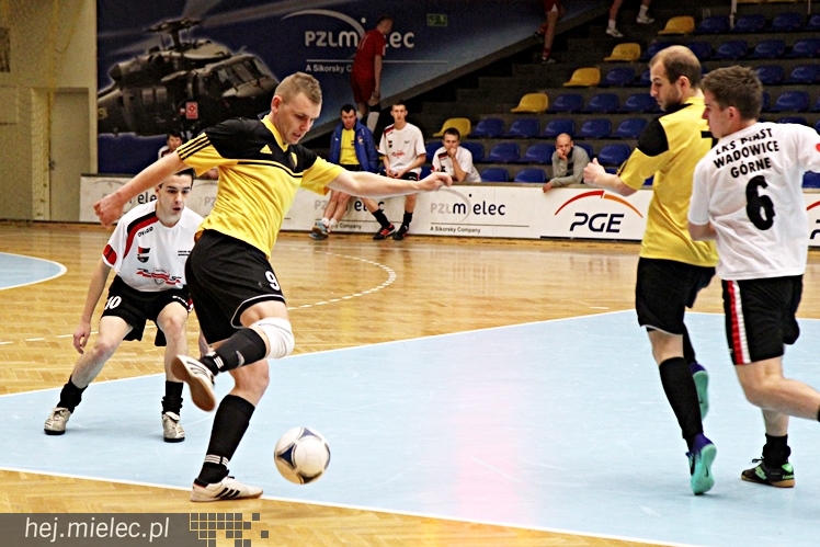 Piłkarski Turniej Halowy - Derby Mielca 2014 - cz. I