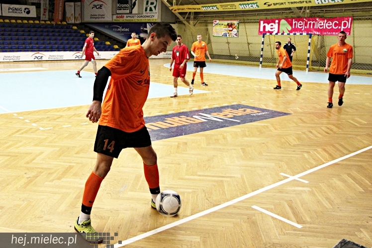 Piłkarski Turniej Halowy - Derby Mielca 2014 - cz. I