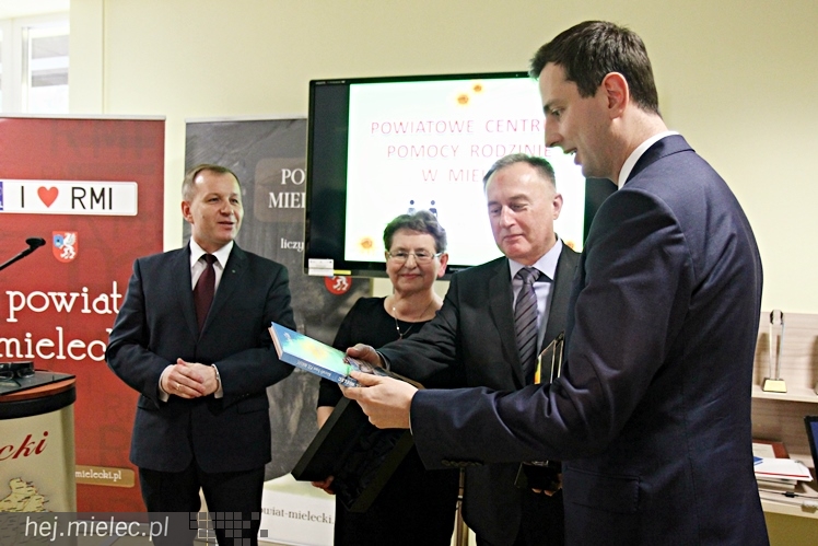 Uroczyste otwarcie nowej siedziby PCPR: przyjechał minister i wicewojewoda
