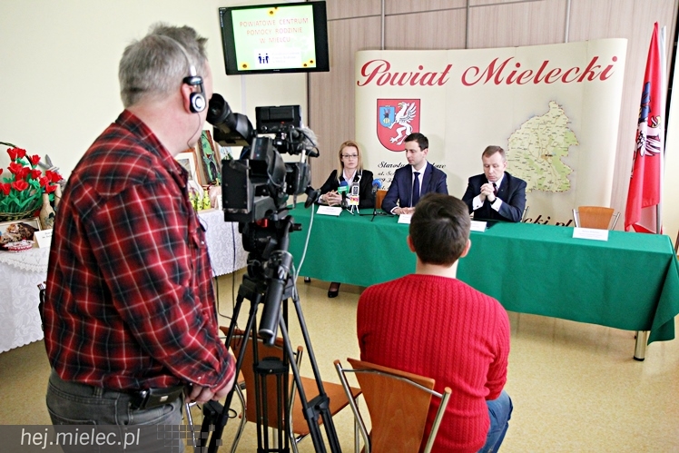 Uroczyste otwarcie nowej siedziby PCPR: przyjechał minister i wicewojewoda