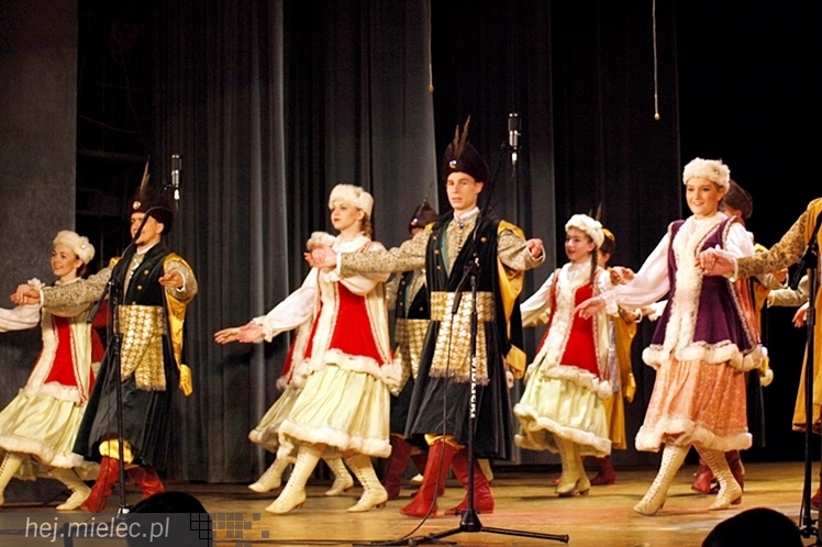 Koncert Karnawałowy Zespołu Pieśni i Tańca Rzeszowiacy. Polonez, mazur, tańce góralskie