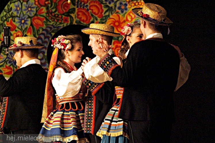 Koncert Karnawałowy Zespołu Pieśni i Tańca Rzeszowiacy. Polonez, mazur, tańce góralskie