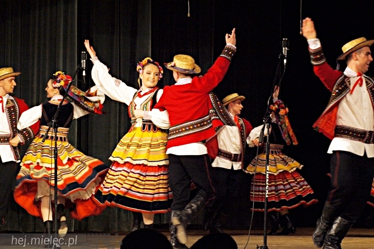 Koncert Karnawałowy Zespołu Pieśni i Tańca Rzeszowiacy. Polonez, mazur, tańce góralskie