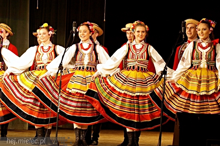 Koncert Karnawałowy Zespołu Pieśni i Tańca Rzeszowiacy. Polonez, mazur, tańce góralskie