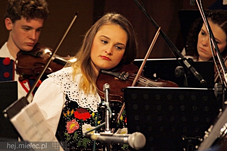 Koncert Karnawałowy Zespołu Pieśni i Tańca Rzeszowiacy. Polonez, mazur, tańce góralskie