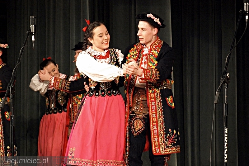 Koncert Karnawałowy Zespołu Pieśni i Tańca Rzeszowiacy. Polonez, mazur, tańce góralskie