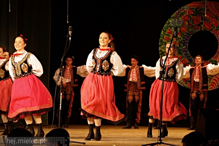 Koncert Karnawałowy Zespołu Pieśni i Tańca Rzeszowiacy. Polonez, mazur, tańce góralskie