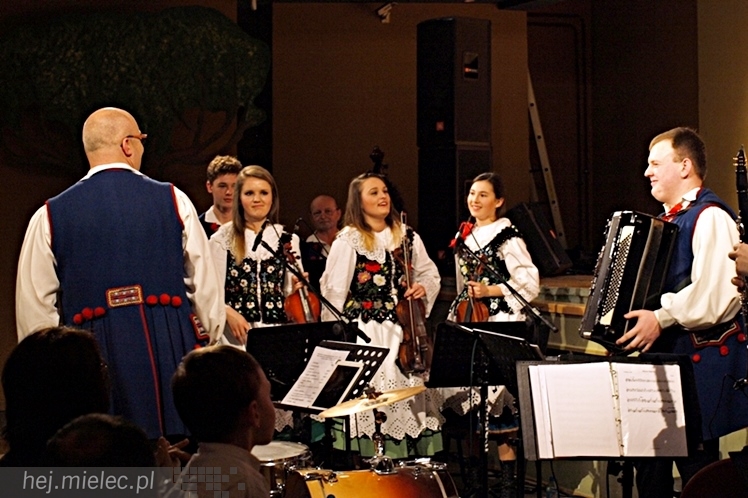 Koncert Karnawałowy Zespołu Pieśni i Tańca Rzeszowiacy. Polonez, mazur, tańce góralskie