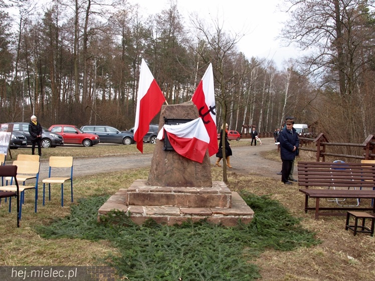 Tablica w  hołdzie Żołnierzom Wyklętym. ?To drogowskaz dla młodych pokoleń?
