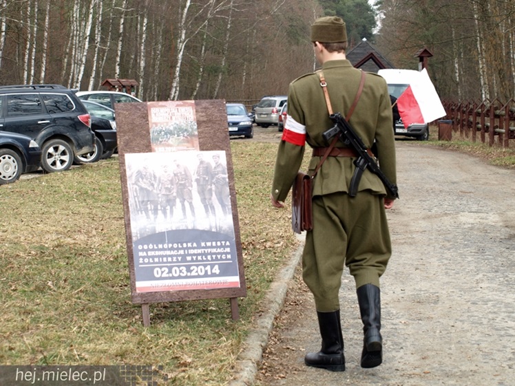 Tablica w  hołdzie Żołnierzom Wyklętym. ?To drogowskaz dla młodych pokoleń?