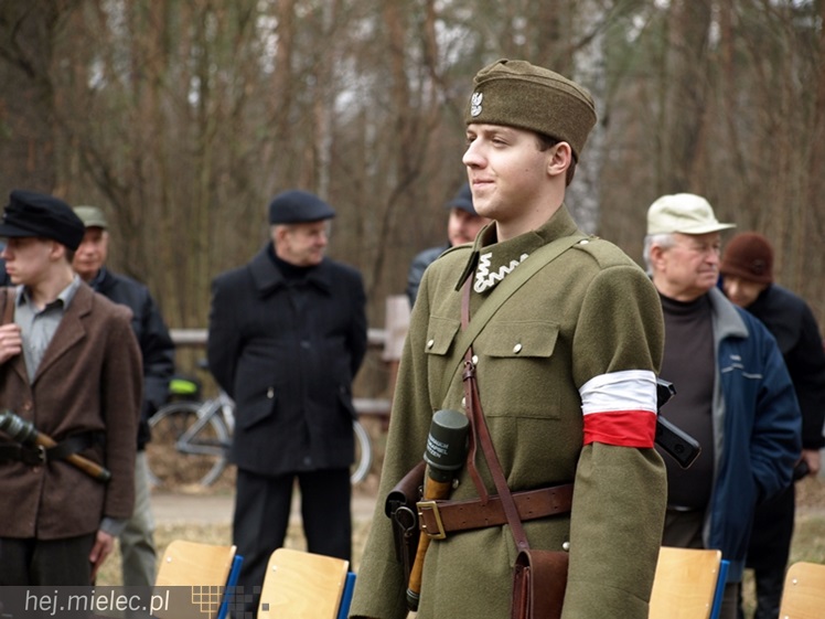 Tablica w  hołdzie Żołnierzom Wyklętym. ?To drogowskaz dla młodych pokoleń?