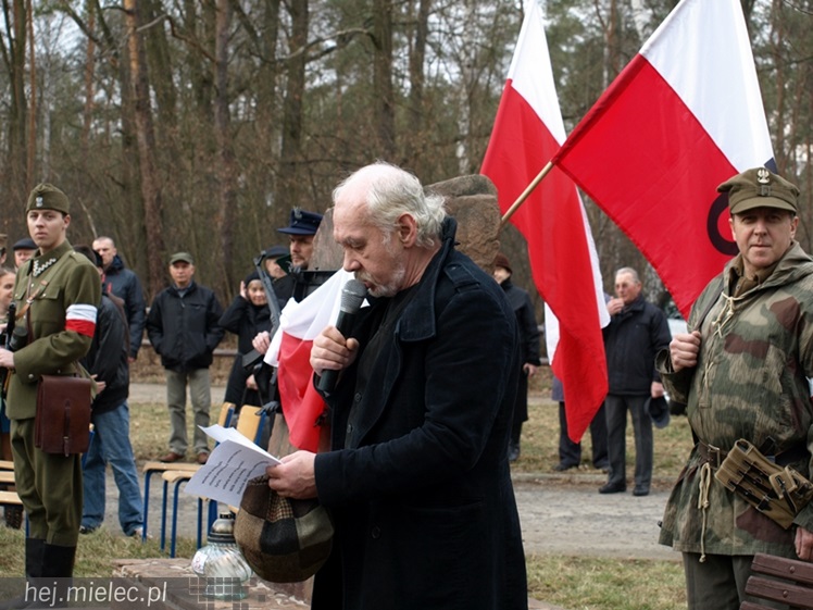 Tablica w  hołdzie Żołnierzom Wyklętym. ?To drogowskaz dla młodych pokoleń?