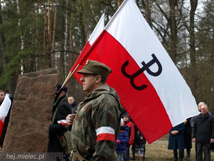 Tablica w  hołdzie Żołnierzom Wyklętym. ?To drogowskaz dla młodych pokoleń?