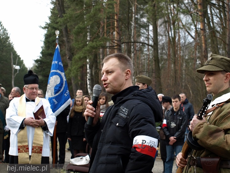 Tablica w  hołdzie Żołnierzom Wyklętym. ?To drogowskaz dla młodych pokoleń?