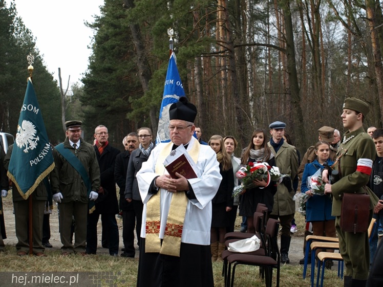 Tablica w  hołdzie Żołnierzom Wyklętym. ?To drogowskaz dla młodych pokoleń?