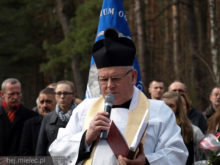 Tablica w  hołdzie Żołnierzom Wyklętym. ?To drogowskaz dla młodych pokoleń?