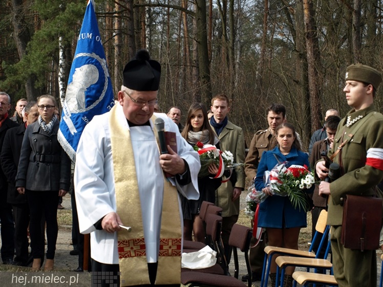 Tablica w  hołdzie Żołnierzom Wyklętym. ?To drogowskaz dla młodych pokoleń?