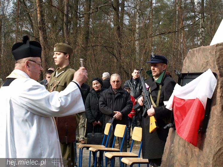Tablica w  hołdzie Żołnierzom Wyklętym. ?To drogowskaz dla młodych pokoleń?