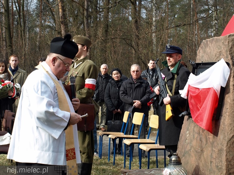 Tablica w  hołdzie Żołnierzom Wyklętym. ?To drogowskaz dla młodych pokoleń?