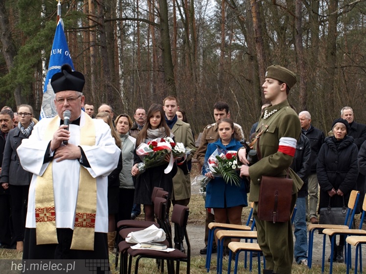 Tablica w  hołdzie Żołnierzom Wyklętym. ?To drogowskaz dla młodych pokoleń?