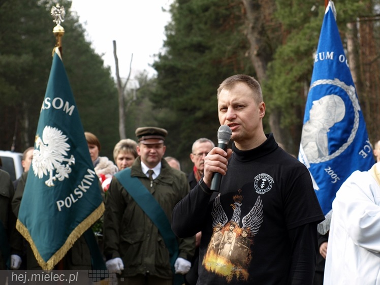 Tablica w  hołdzie Żołnierzom Wyklętym. ?To drogowskaz dla młodych pokoleń?