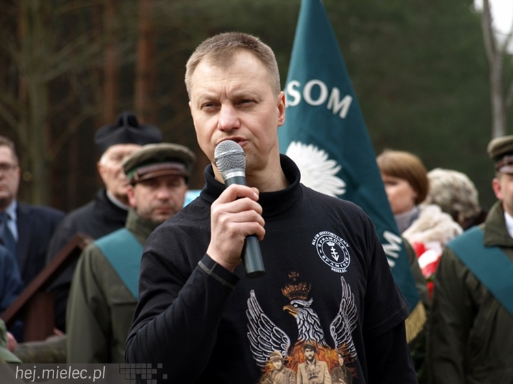 Tablica w  hołdzie Żołnierzom Wyklętym. ?To drogowskaz dla młodych pokoleń?