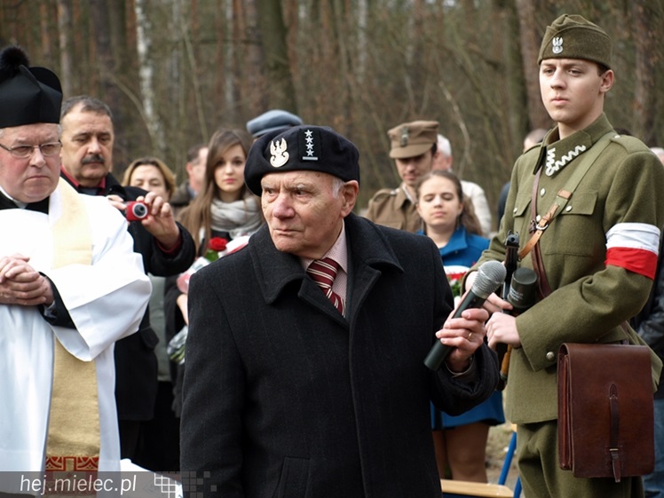 Tablica w  hołdzie Żołnierzom Wyklętym. ?To drogowskaz dla młodych pokoleń?