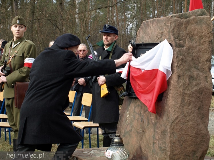 Tablica w  hołdzie Żołnierzom Wyklętym. ?To drogowskaz dla młodych pokoleń?