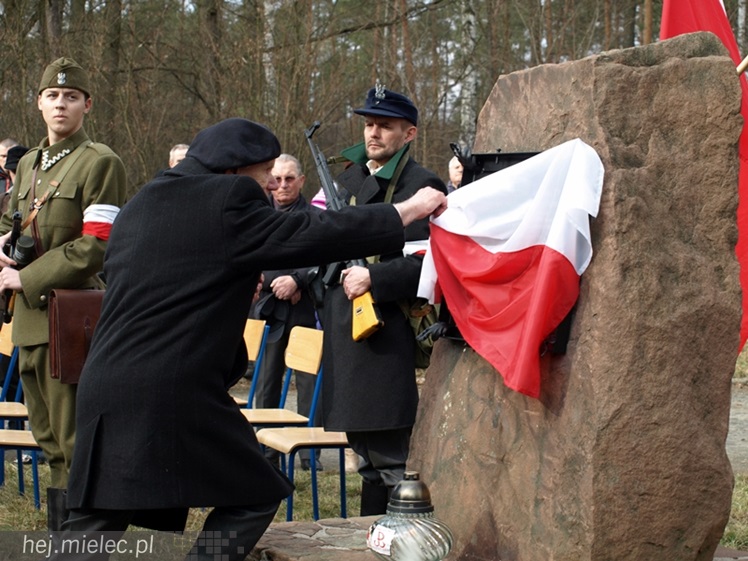 Tablica w  hołdzie Żołnierzom Wyklętym. ?To drogowskaz dla młodych pokoleń?
