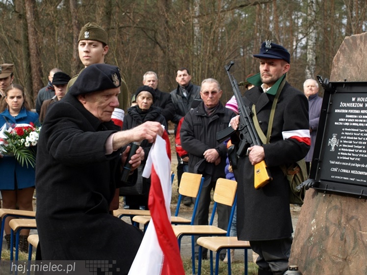 Tablica w  hołdzie Żołnierzom Wyklętym. ?To drogowskaz dla młodych pokoleń?