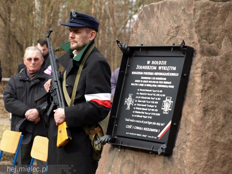 Tablica w  hołdzie Żołnierzom Wyklętym. ?To drogowskaz dla młodych pokoleń?