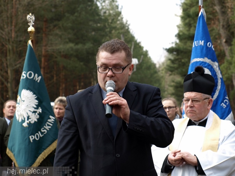 Tablica w  hołdzie Żołnierzom Wyklętym. ?To drogowskaz dla młodych pokoleń?