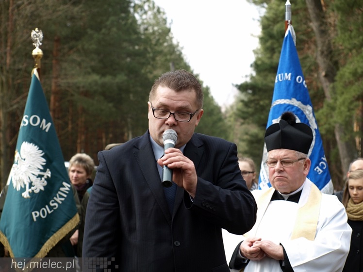 Tablica w  hołdzie Żołnierzom Wyklętym. ?To drogowskaz dla młodych pokoleń?