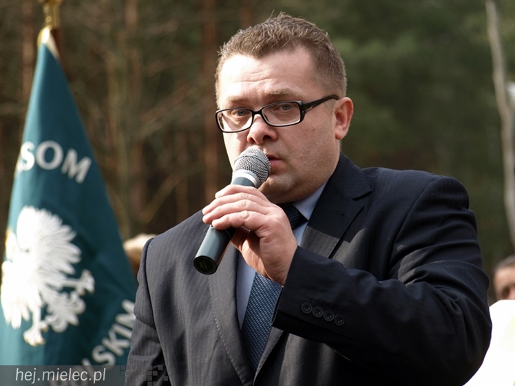 Tablica w  hołdzie Żołnierzom Wyklętym. ?To drogowskaz dla młodych pokoleń?