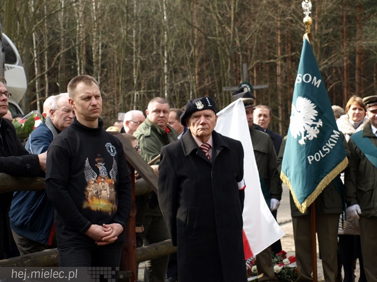Tablica w  hołdzie Żołnierzom Wyklętym. ?To drogowskaz dla młodych pokoleń?