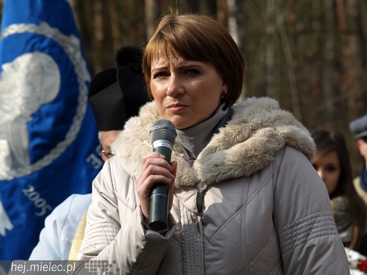 Tablica w  hołdzie Żołnierzom Wyklętym. ?To drogowskaz dla młodych pokoleń?