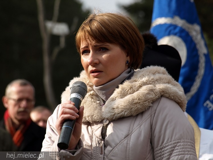 Tablica w  hołdzie Żołnierzom Wyklętym. ?To drogowskaz dla młodych pokoleń?