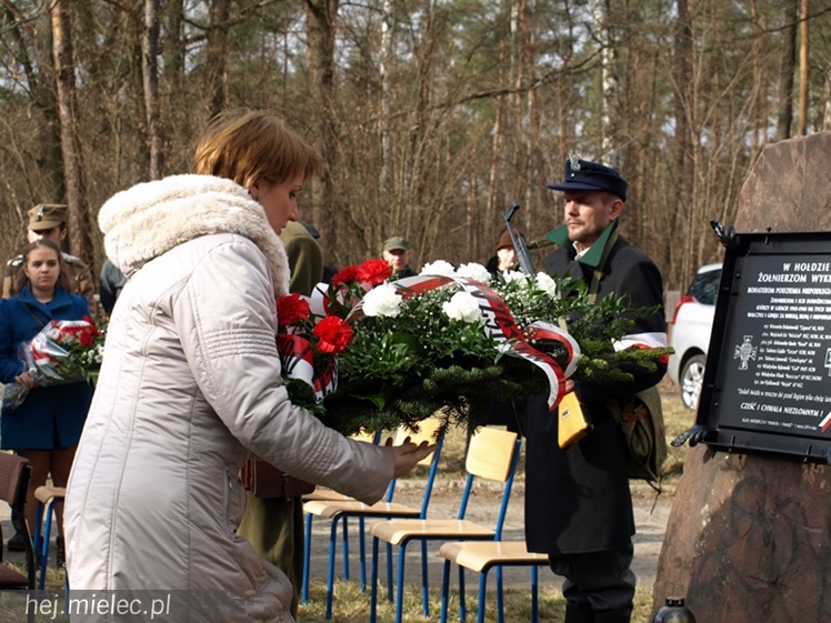 Tablica w  hołdzie Żołnierzom Wyklętym. ?To drogowskaz dla młodych pokoleń?