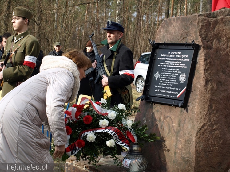 Tablica w  hołdzie Żołnierzom Wyklętym. ?To drogowskaz dla młodych pokoleń?