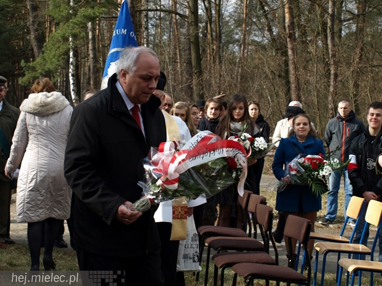 Tablica w  hołdzie Żołnierzom Wyklętym. ?To drogowskaz dla młodych pokoleń?