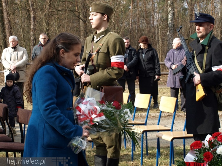 Tablica w  hołdzie Żołnierzom Wyklętym. ?To drogowskaz dla młodych pokoleń?