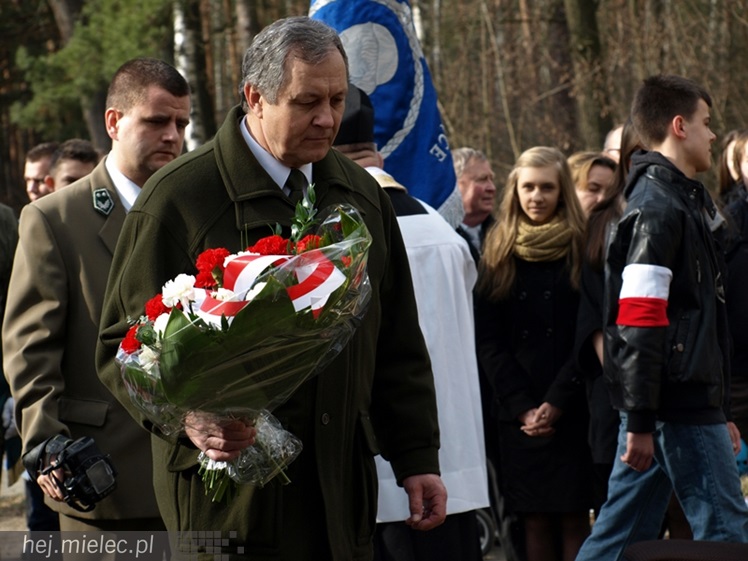 Tablica w  hołdzie Żołnierzom Wyklętym. ?To drogowskaz dla młodych pokoleń?
