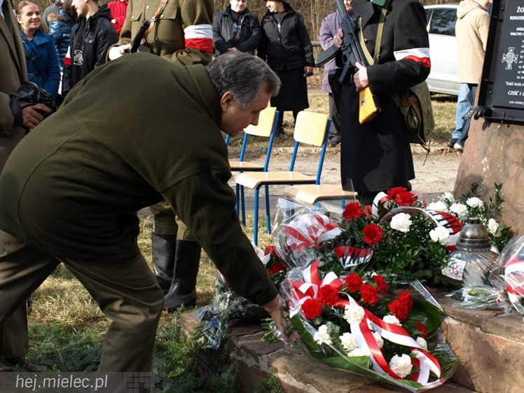 Tablica w  hołdzie Żołnierzom Wyklętym. ?To drogowskaz dla młodych pokoleń?