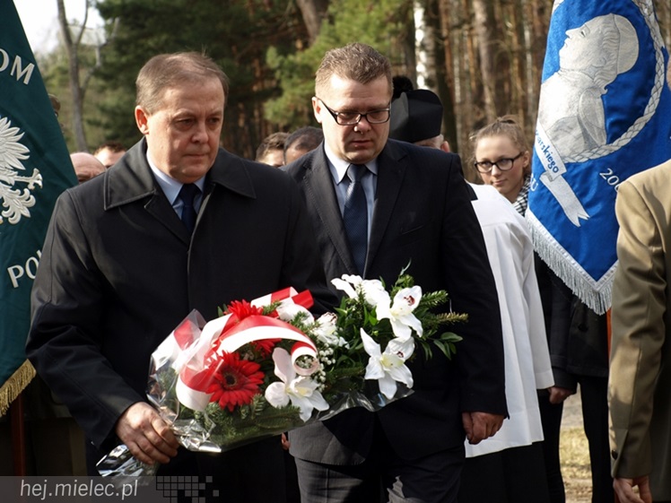 Tablica w  hołdzie Żołnierzom Wyklętym. ?To drogowskaz dla młodych pokoleń?